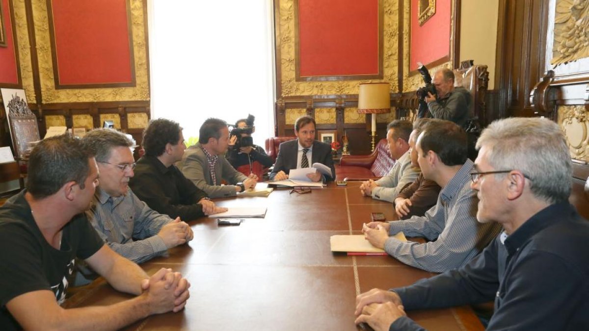 El alcalde de Valladolid, Óscar Puente, se reúne con representantes de los trabajadores de Lauki.-Diego de Miguel / ICAL