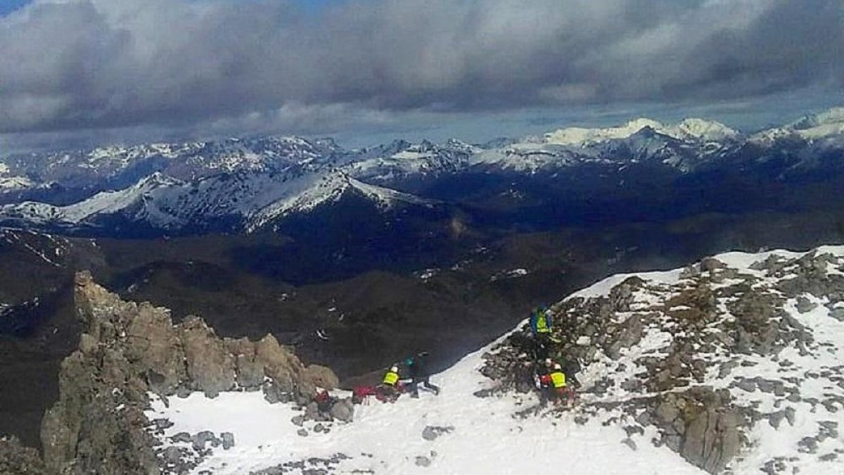 El Grupo de Rescate de Protección Civil presta asistencia hoy a un montañero herido tras sufrir una caída y lesionarse en un brazo en los picos de Mampodre, en Maraña-ICAL