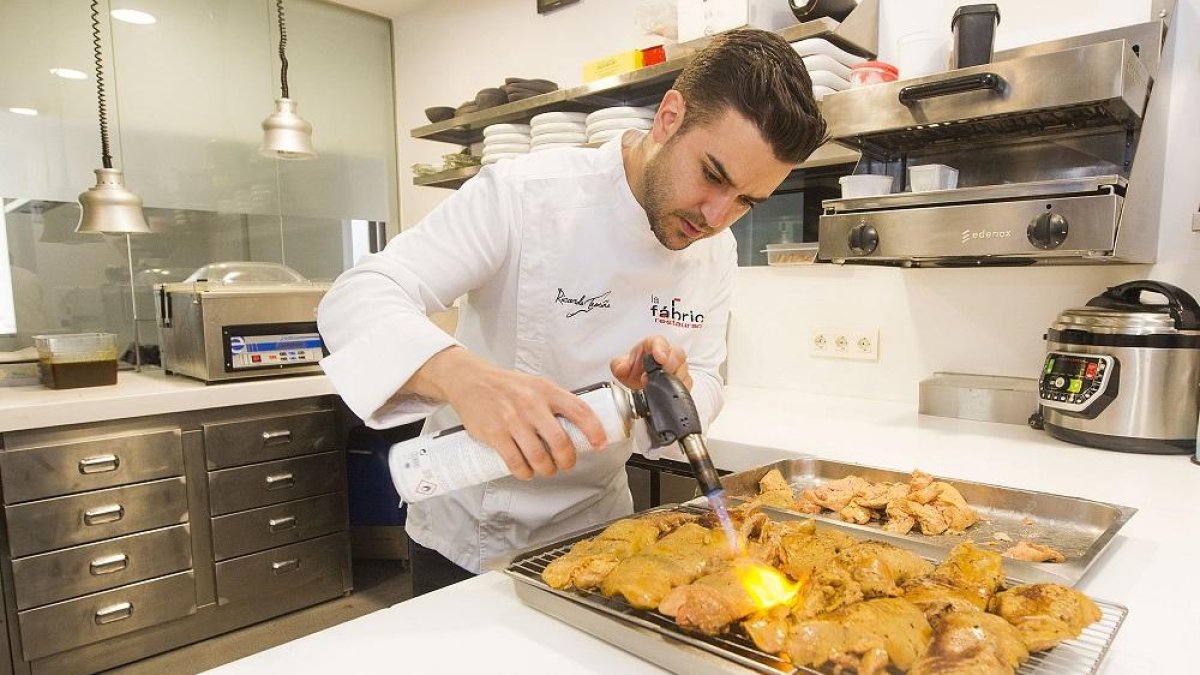 El cocinero burgalés Ricardo Temiño trabaja en la cocina de su restaurante.-ISRAEL L. MURILLO
