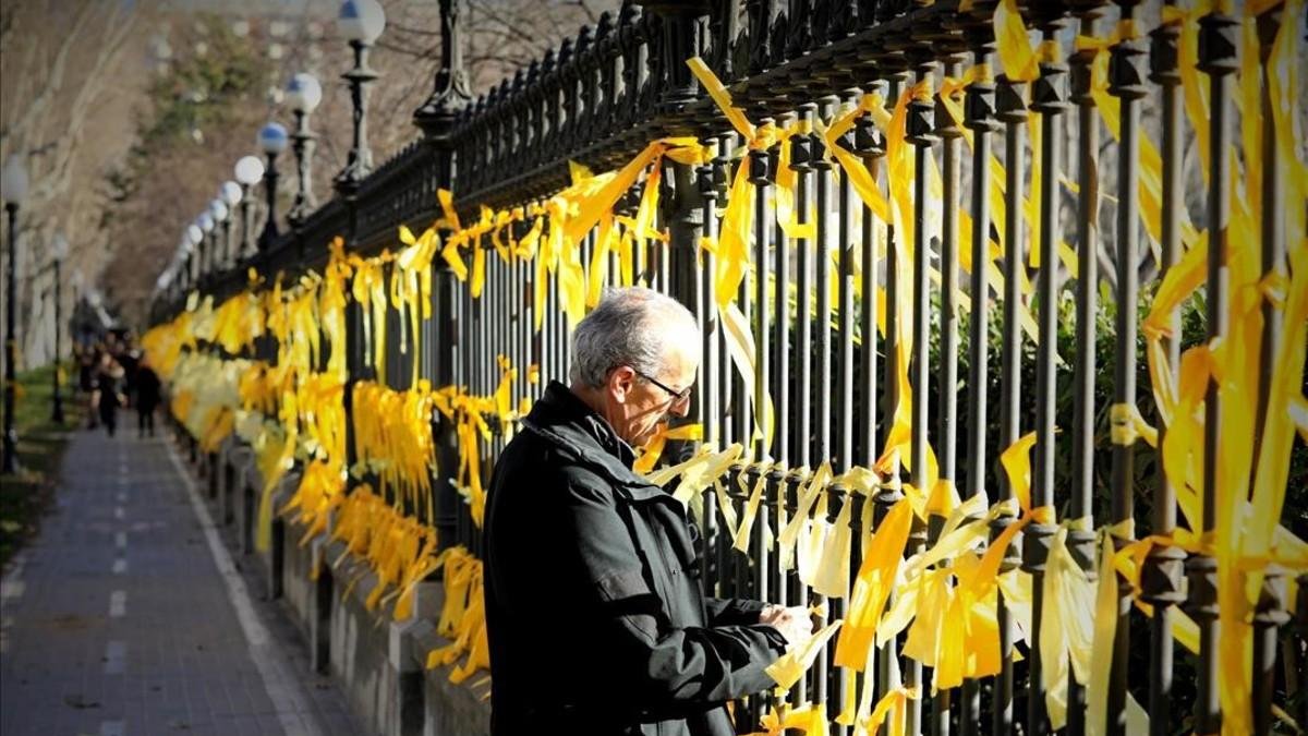 Lazos amarillos en torno al Parlament.-FERRAN NADEU