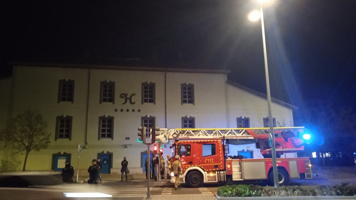 Camión de bomberos frente al edificio.- TWITTER LA MOLINERA