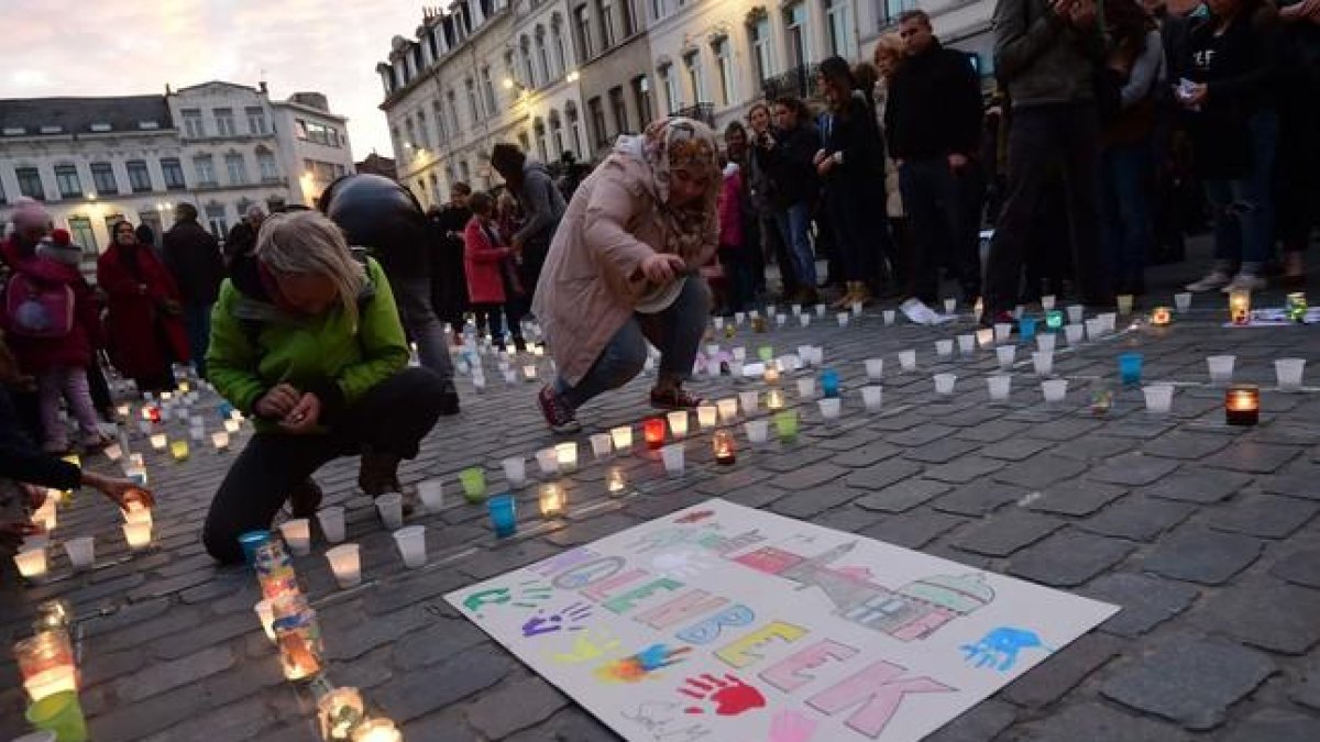 Velas por las víctimas de París en el distrito bruselense de Molenbeek.-AFP / EMMANUEL DUNAND