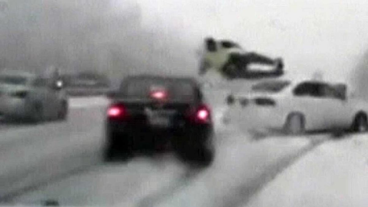 Video del momento en que el polícia es arrollado.-/ ATLAS VÍDEO