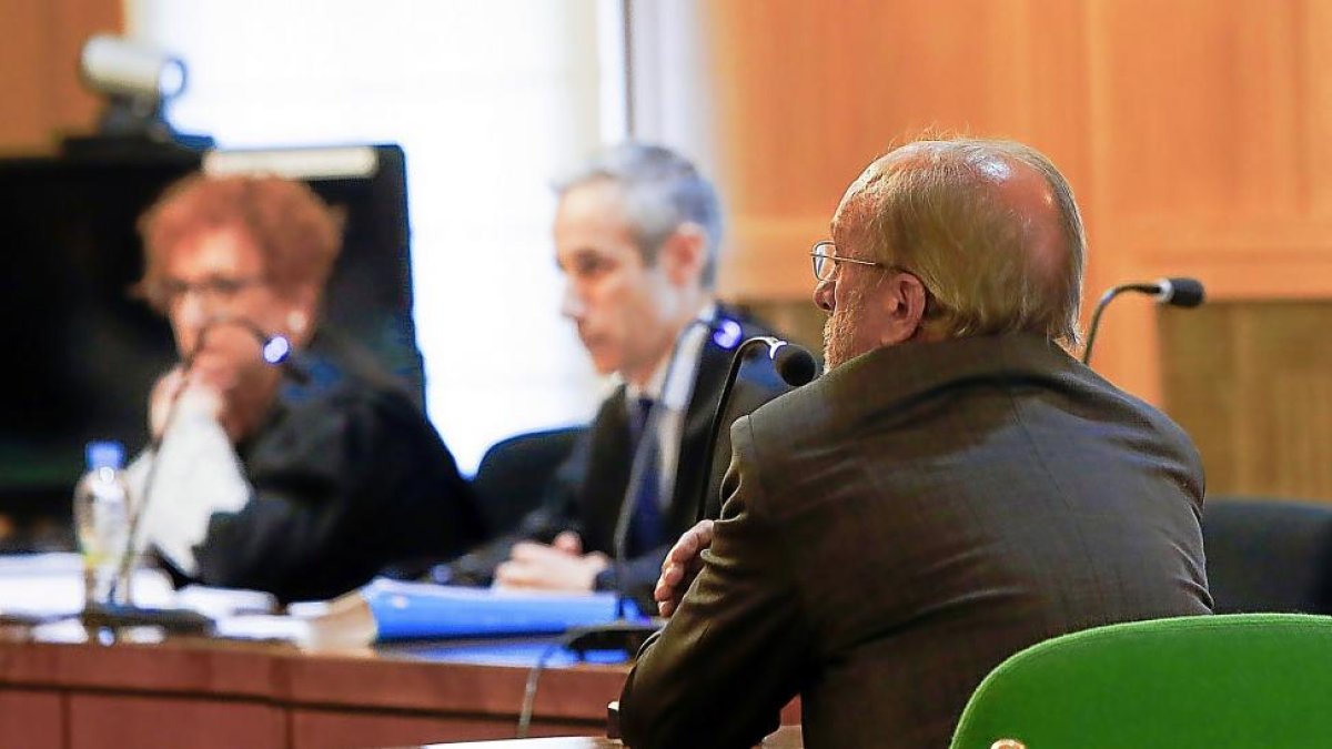 De la Riva en el juicio, con la fiscal y el letrado municipal al fondo.-J.M. LOSTAU