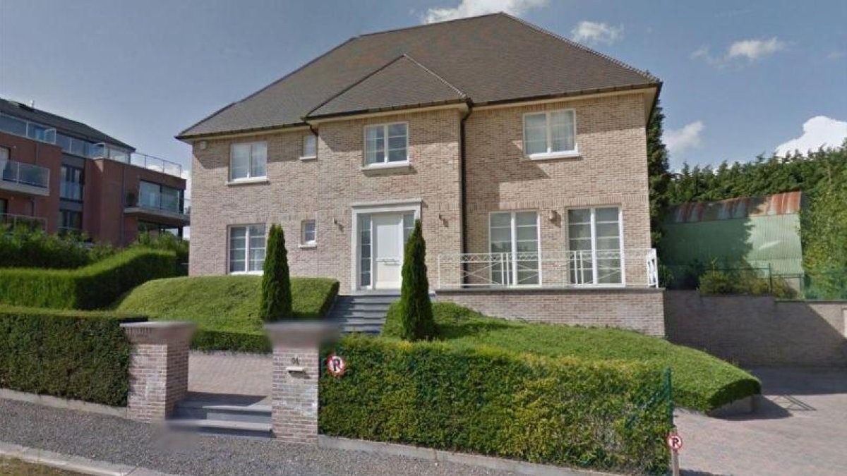 La casa de Waterloo en la que reside Carles Puigdemont.-EL PERIÓDICO