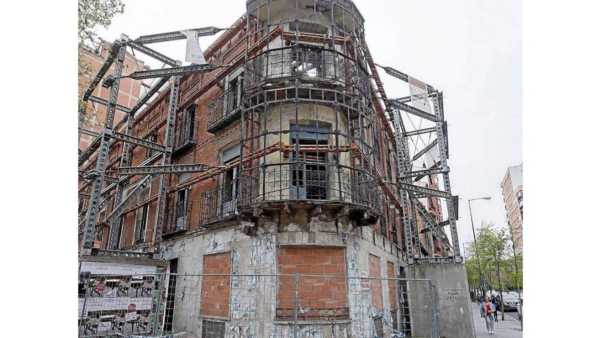 El edificio del Lucense, en la esquina con Puente Colgante-Pablo Requejo