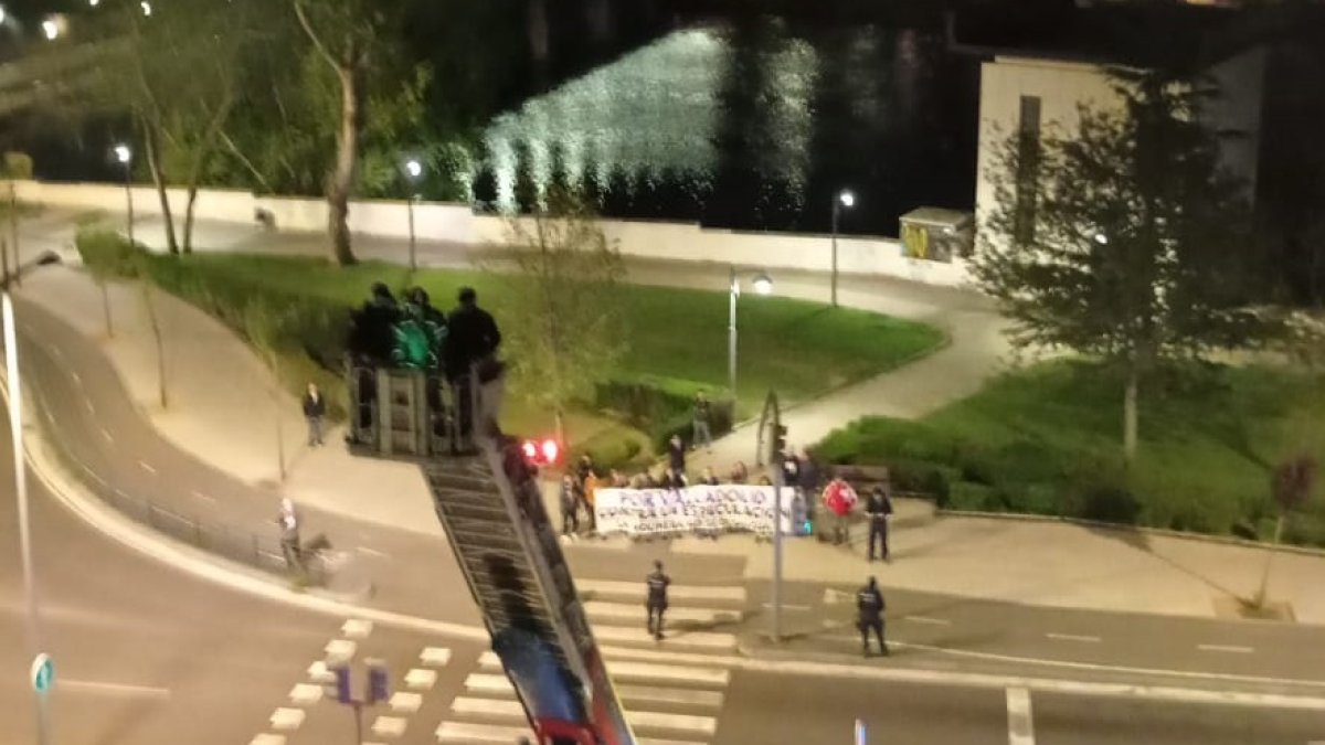 Los bomberos elevan la escala hasta el tejado de La Molinera.- TWITTER LA MOLINERA