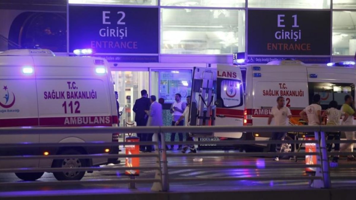 Ambulancias en la entrada del Aeropuerto de Estambul.-REUTERS