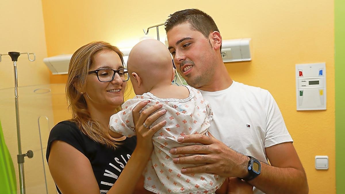 Carlota y Adrián, juno a su niña Carlota en el Hospital Clínico de Valladolid.-J. M. LOSTAU