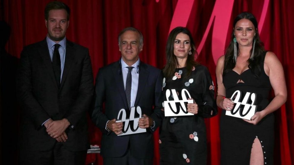 Antonio Asensio, con los tres premiados: Paco Arango, al frente de la Fundación Aladina, la ingeniera Rebeca Minguela y la modelo de tallas grandes Candice Huffine.-DAVID CASTRO