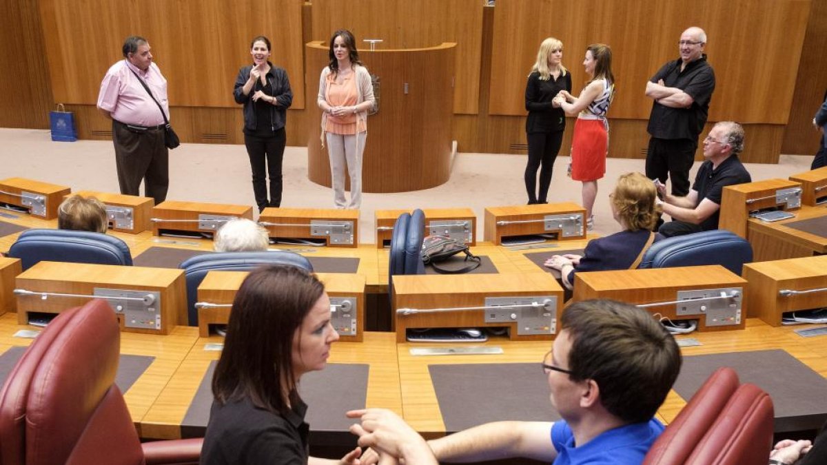 La presidenta de las Cortes Silvia Clemente, durante el encuentro con la Asociación de Sordociegos de Castilla y León.-ICAL