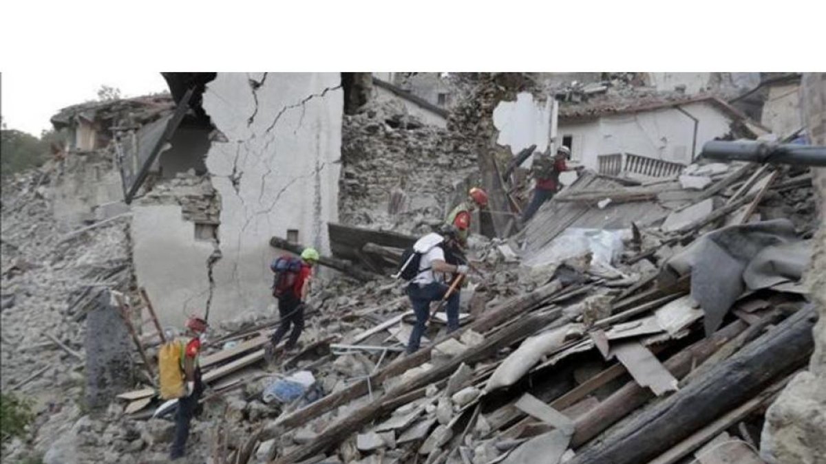 Equipos de rescate entre los escombros de Pescara del Tronto.-ANDREW MEDICHINI / AP