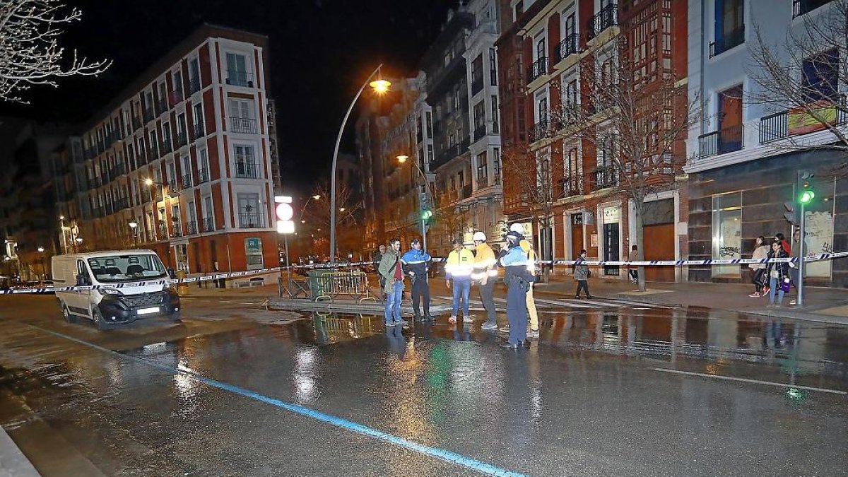 La calle Gamazo  ala altura de la calle Muro cortada por el reventón de una tubería.-J. M. LOSTAU