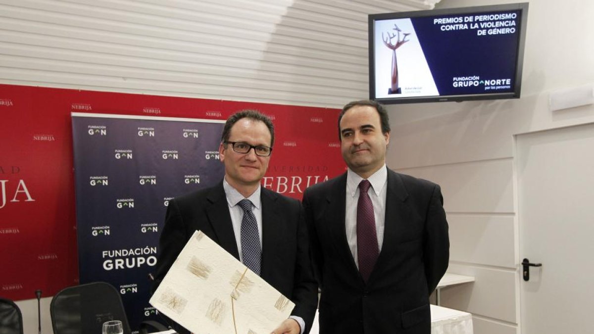 El humorista gráfico, José María Nieto, galardonado con un accésit de los premios otorgados por la Fundación Grupo Norte contra la Violencia de Género. En la imagen junto al vicerrector de la universidad Nebrija.-ICAL