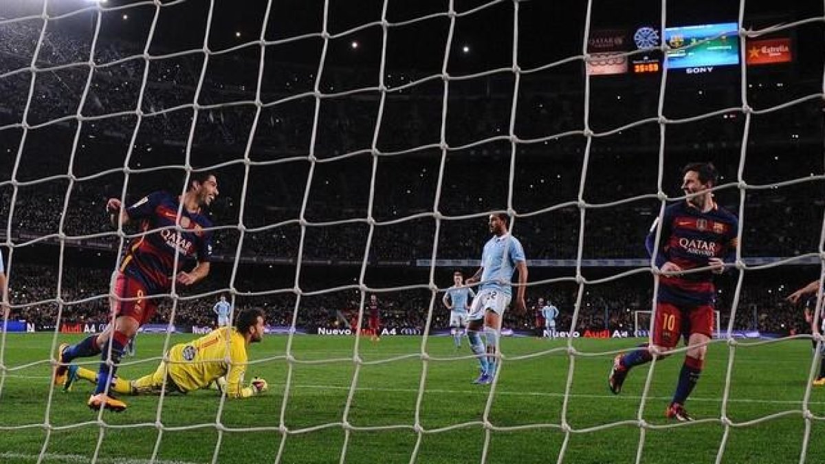Suárez y Messi festejan el original gol de penalti indirecto que marcó el uruguayo al Celta en el Camp Nou.-AFP / JOSEP LAGO
