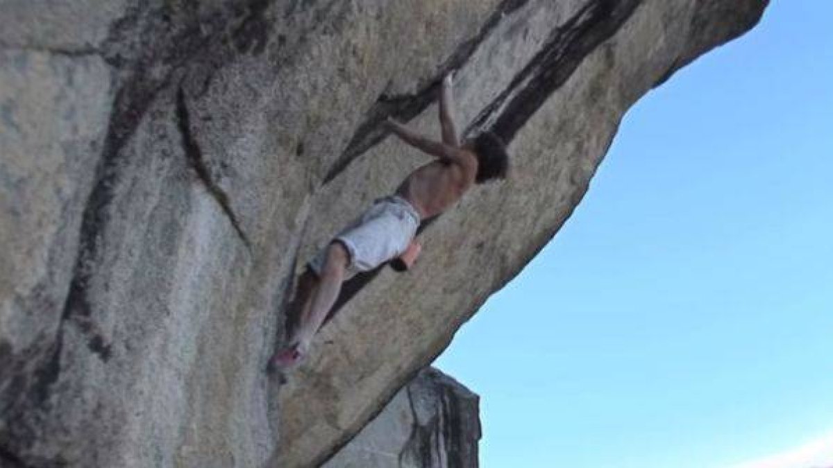 El atleta Dean Potter, durante una de sus escaladas extremas en el parque nacional de Yosimete (California), donde ha muerto este fin de semana pasado al tratar de lograr un salto base.-