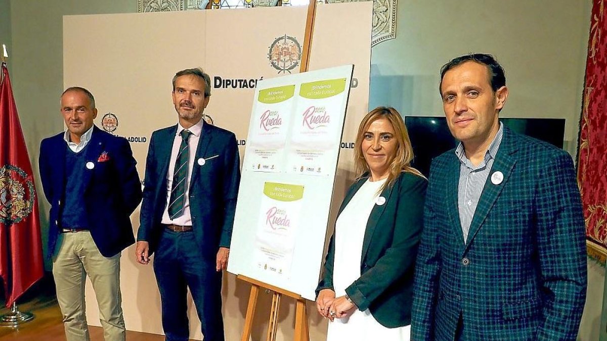 Juan José Calvo, Santiago Mora, Dolores Mayo y Conrado Íscar ayer, en la presentación de la candidatura.-E. M.