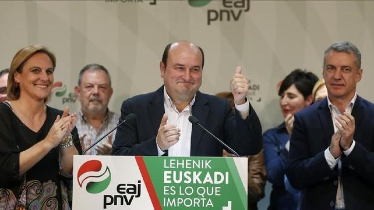 El presidente del PNV, Andoni Ortuzar, en una imagen del 2015, junto al lendakari, Íñigo Urkullu.-/ PERIODICO (EFE / LUIS TEJIDO)