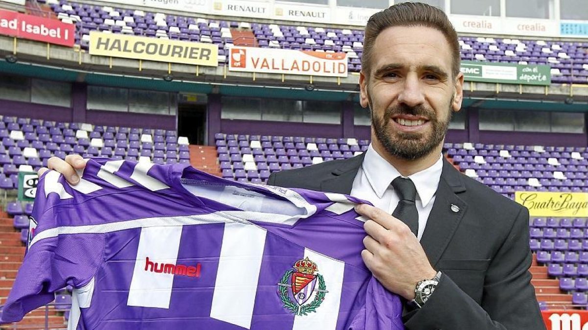 Borja Fernández con la camiseta del club-J. M. LOSTAU