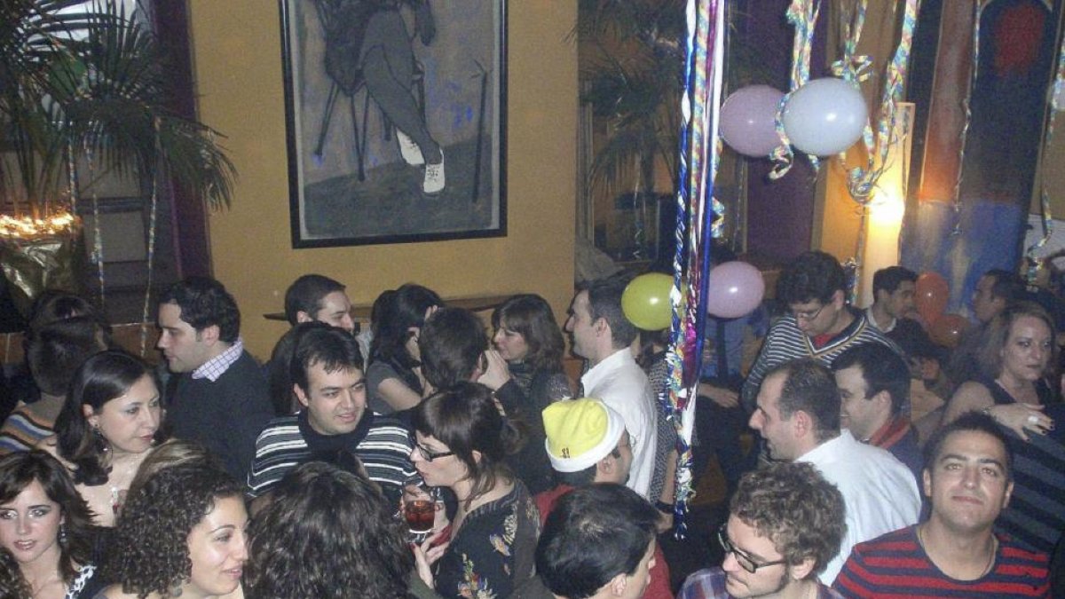 Fotografía de archivo de un cotillón en un bar de Valladolid durante la Nochevieja. - E.M.