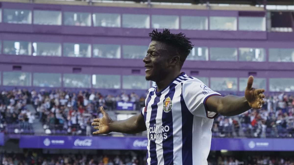 Salisu celebra un gol marcado con el Real Valladolid. / M.Á. SANTOS