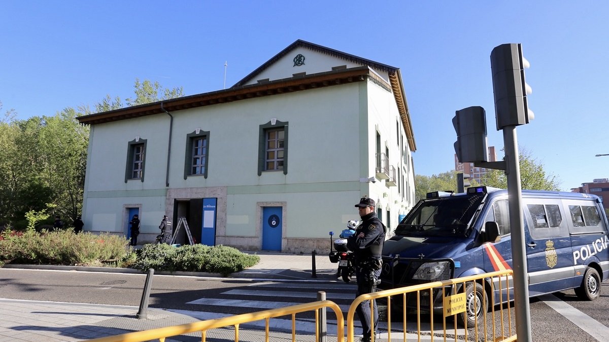 Presencia policial y vallas de seguridad.- ICAL