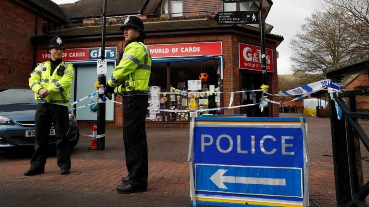 Dos policías británico custodia la zona de Salisbury donde fue envenenado Sergei Sripal y su hija Yulia.-ADRIAN DENNIS / AFP