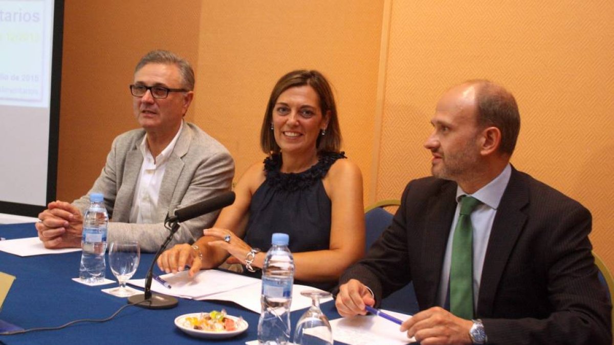 (I a D) El vicepresidente de Vitartis, Santiago Miguel; la consejera de Agricultura y Ganadería, Milagros Marcos; el presidente de Vitartis, Félix Moracho, en la jornada sobre la Ley de la Cadena Alimentaria organizada por Vitartis-Ical