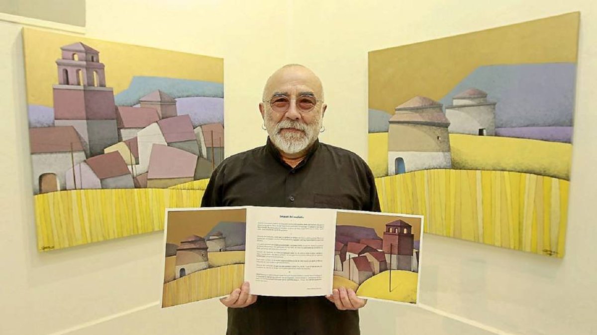 Manuel Sierra con algunos de los cuadros que expone en la galería Lorenzo Colomo-J. M. Lostau