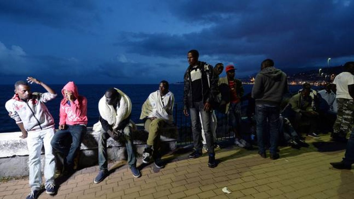 Inmigrantes bloqueados en la localidad de Ventimiglia.-Foto: Massimo Pinca / AP / MASSIMO PINCA