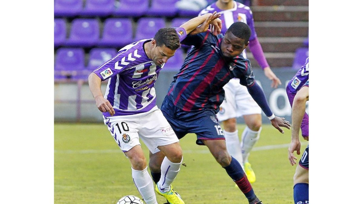 Bambock cierra el paso a Óscar en el partido disputado ayer en Zorrilla.-J. M. LOSTAU