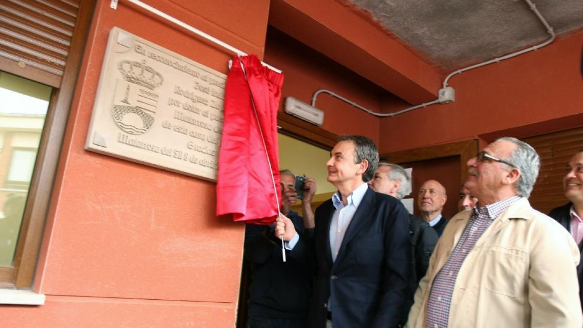 El expresidente del Gobierno, José Luis Rodríguez Zapatero, inaugura la Casa del Pueblo de Matarrosa del Sil, en el municipio de Toreno (León).-ICAL