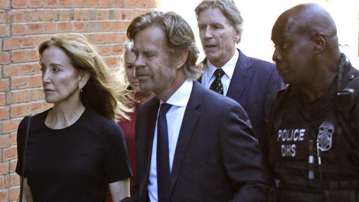 La actriz Felicity Huffman y su marido llegan al juzgado para recibir la sentencia, este viernes.-