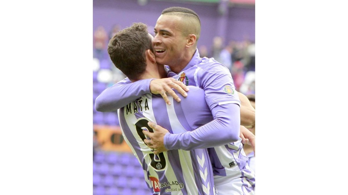 Mata felicita a De Tomás tras su segundo gol-J.M. Lostau