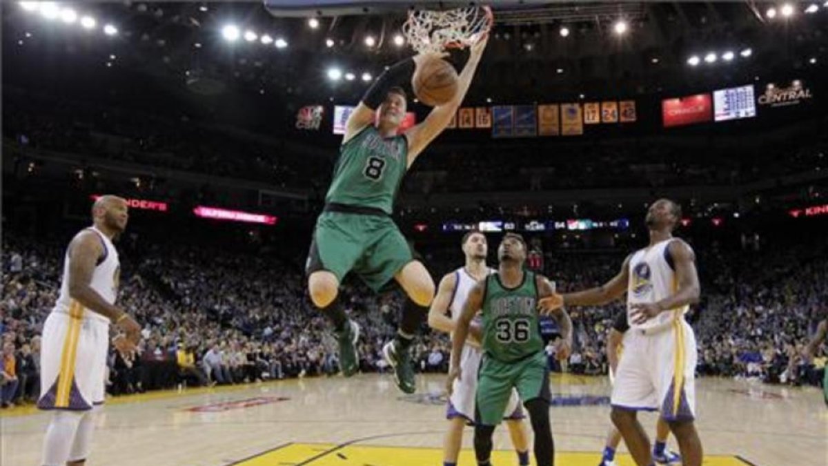 Jerebko, de los Celtics, hace un mate en el partido ante los Warriors en el Oracle.-MARCIO JOSÉ SÁNCHEZ / AP