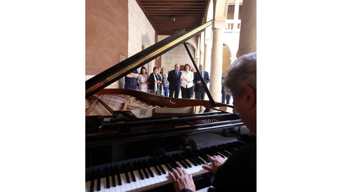 El presidente de la Junta de Castilla y León, Juan Vicente Herrera, junto a la consejera de Cultura, María Josefa García Cirac, durante la actuación de Antonio Baciero en la exposición 'Antonio Baciero. Itinerarios musicales'-ICAL