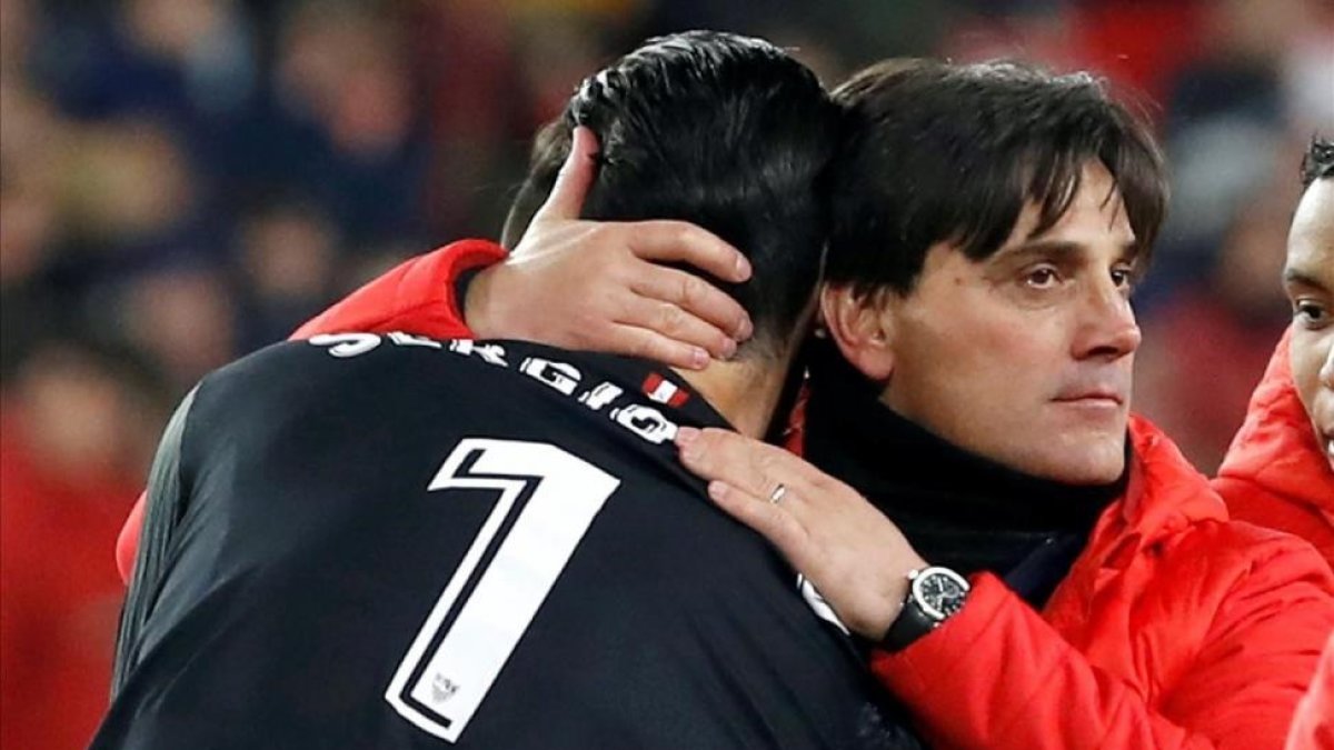 Vicenzo Montella felicita a Sergio Rico al término del partido contra el Leganés.-JULIO MUNOZ / EFE