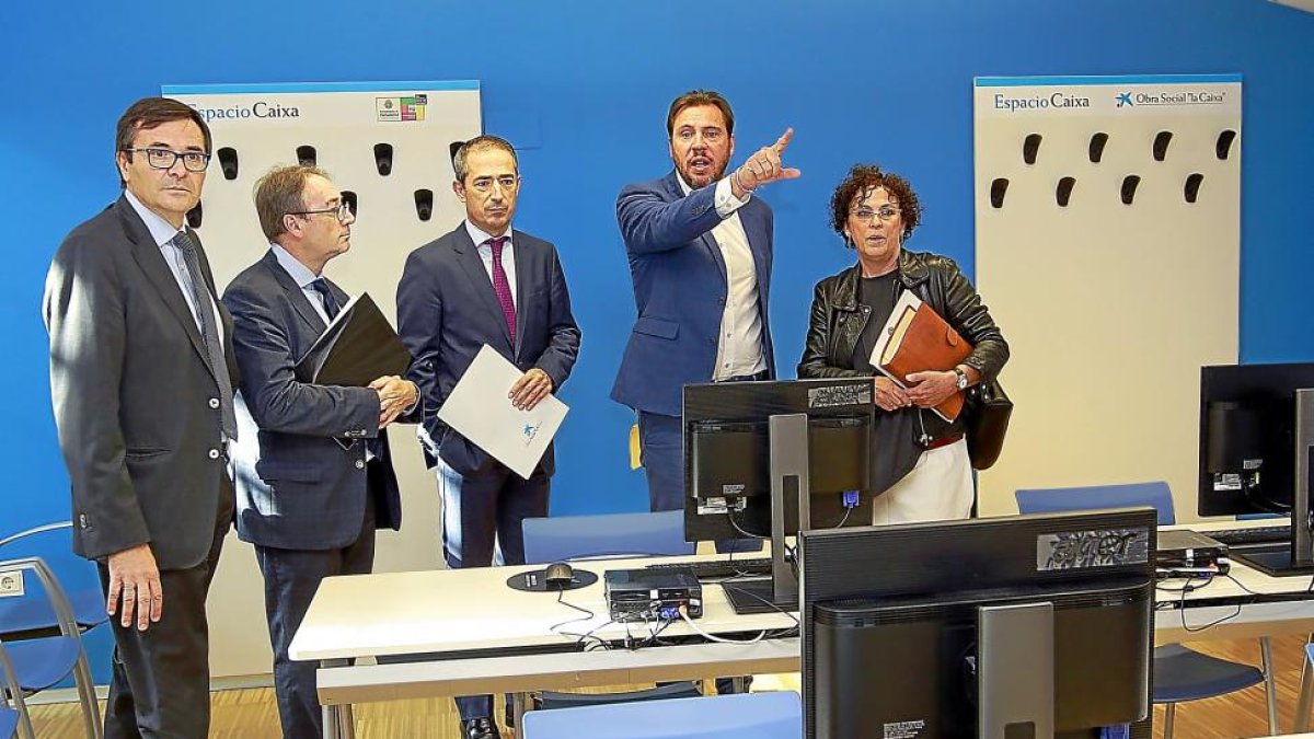 Óscar Puente, el director territorial y el director corporativo de Caixabank y la concejala de Servicios Sociales inauguran el ciberaula de Zona Sur.-J.M.LOSTAU