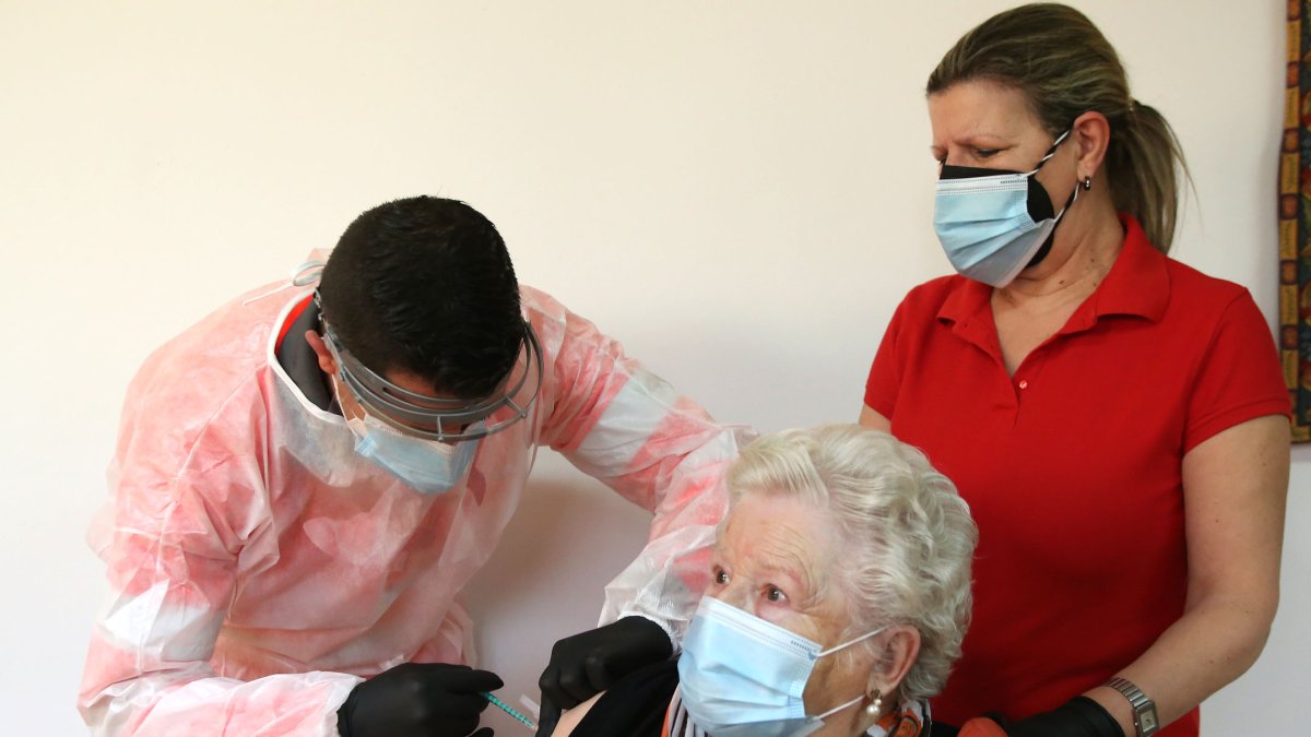 20201230 DTVA IMG Juana Ribón, primera residente vacunada Valladolid.san