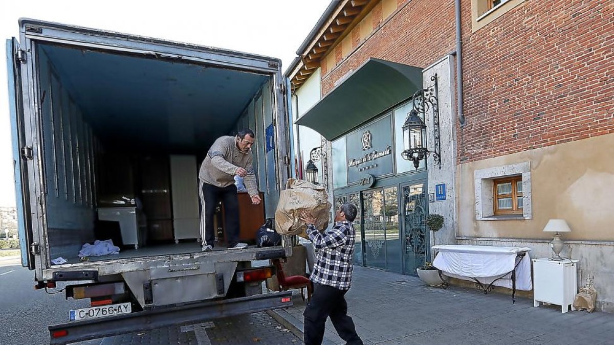 Dos trabajadores se llevan los enseres del Marqués de la Ensenada.-J. M. LOSTAU