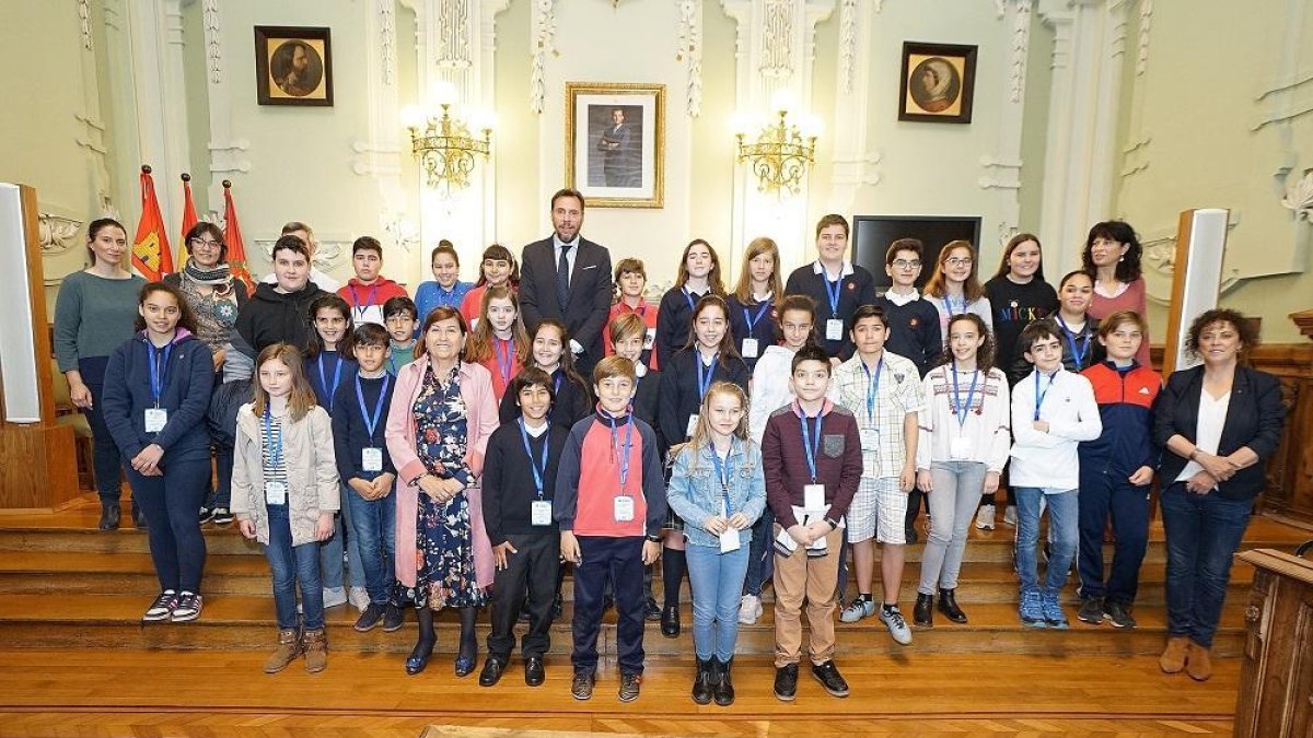 Escolares participantes en el Pleno Municipal de la Infancia.-ICAL