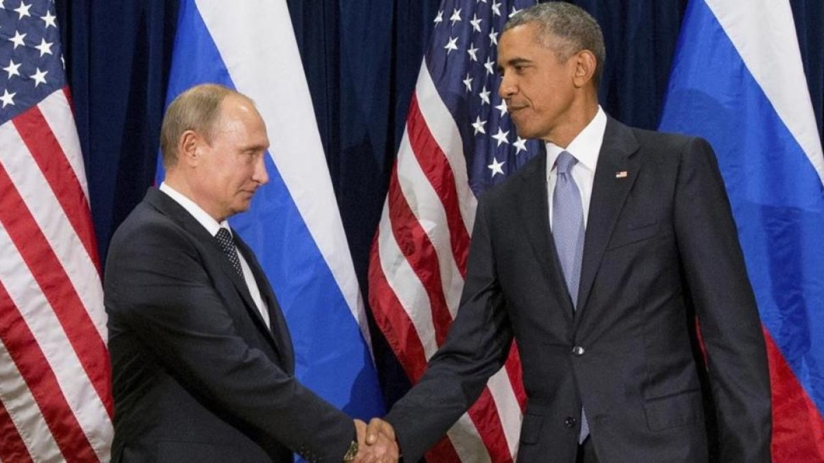Obama (derecha) da a la mano a Putin, antes de un encuentro bilateral en la sede de la ONU, el 28 de septiembre del 2015.-AP / ANDREW HAMIK