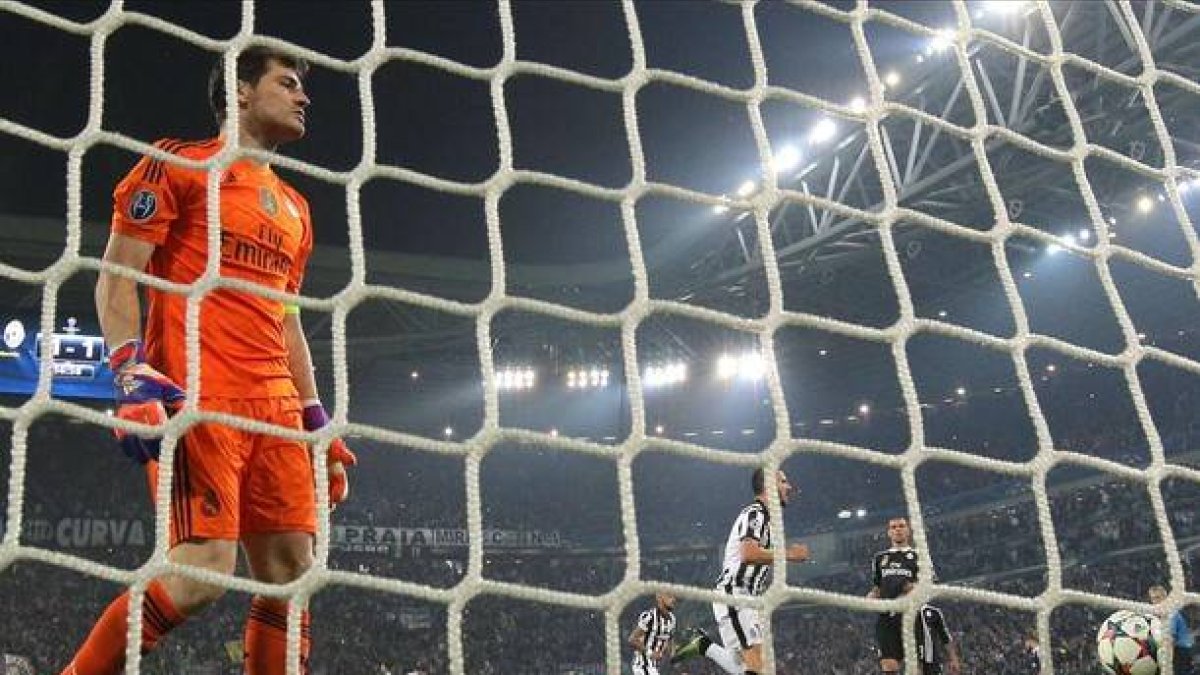 Iker Casillas mira el balón tras el tanto de la Juventus, en el partido jugado en Turín.-