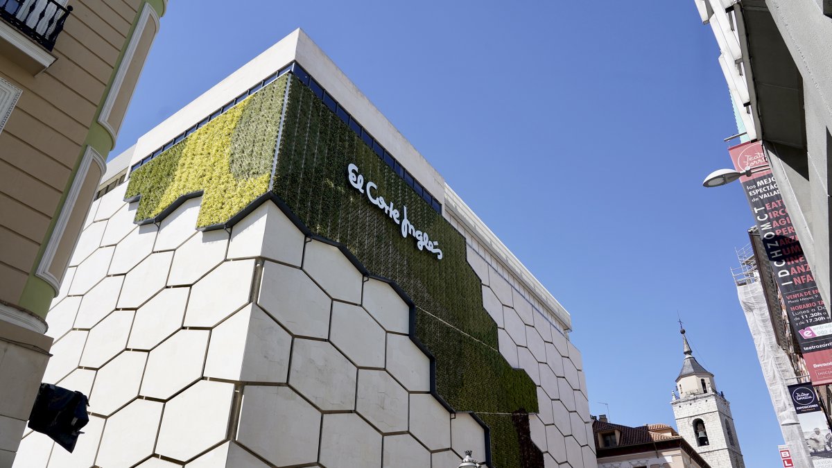 Centro comercial de El Corte Inglés en la calle Constitución de la capital vallisoletana. ICAL