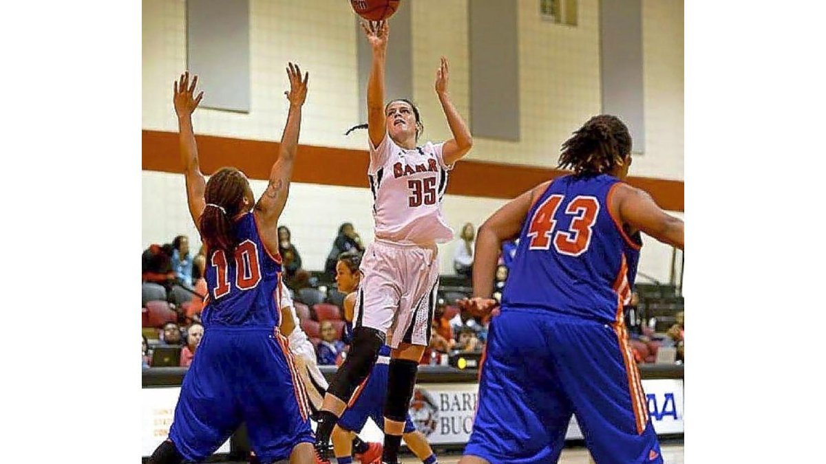 Amra Elezovic realiza un lanzamiento con la camiseta del Barry University de la NCAA II americana.-EL MUNDO