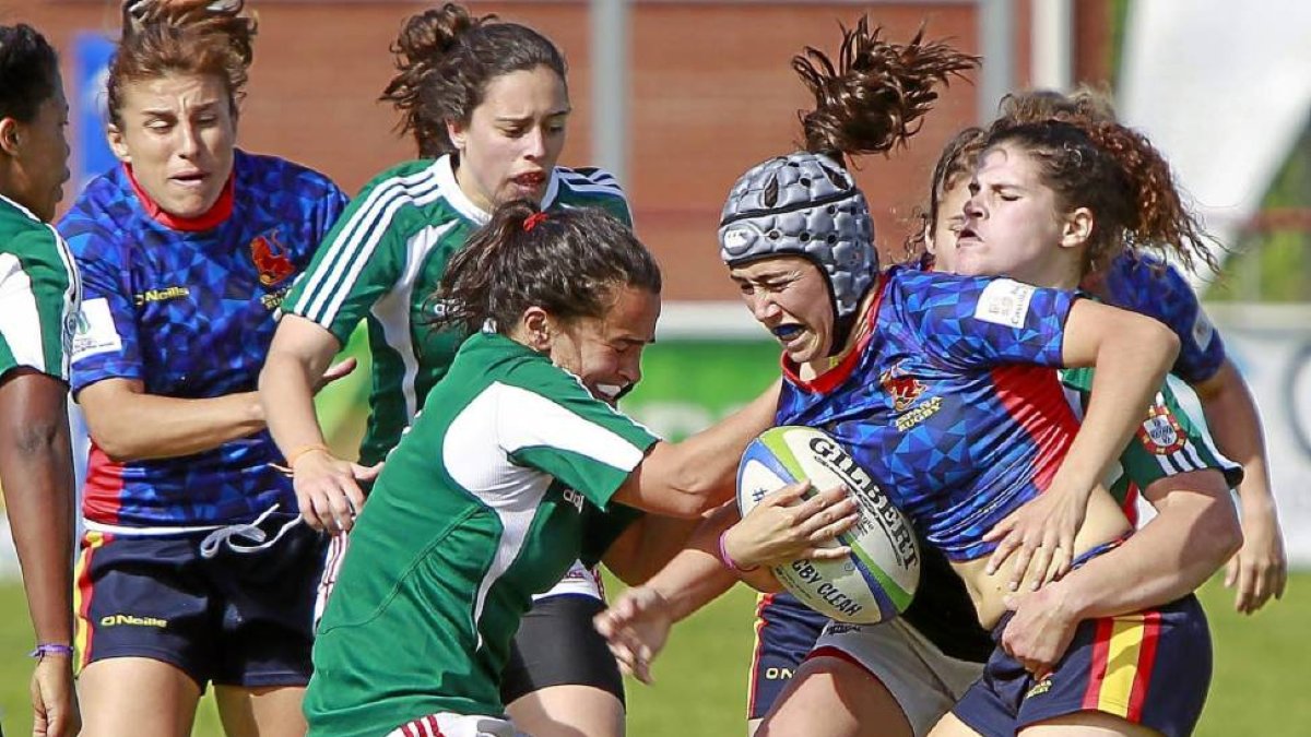 La jugadora de la selección española durante una placada por una rival portuguesa-J. M. Lostau