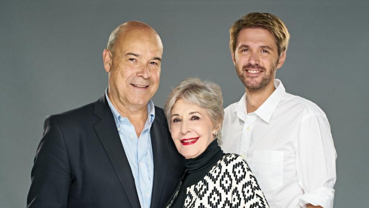 Los actores Antonio Resines y Concha Velasco, junto al director de escena Manuel M. Velasco, responsables de ‘El funeral’-ICAL