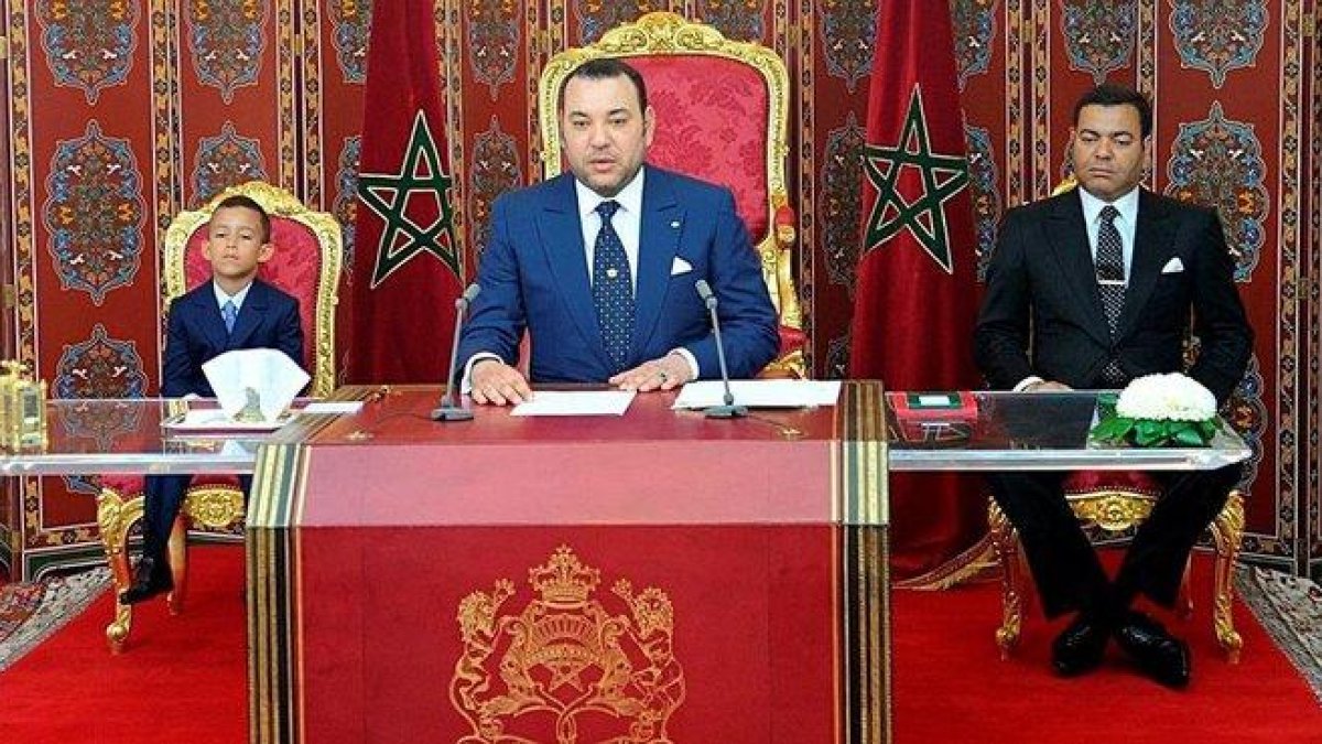 El rey Mohamed VI (centro),   junto a su hijo y principe heredero, Mulay Hasan (izquierda) y su hermano Mulay Rachid,  durante un discurso televisado la pasada semana.-EFE