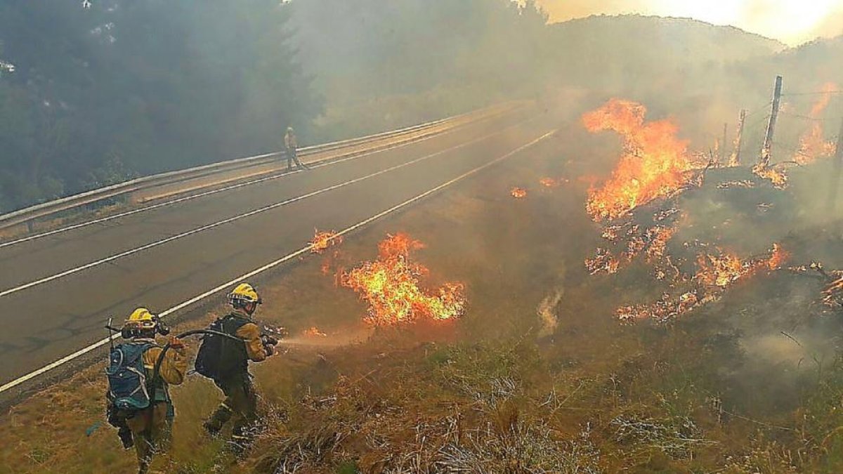 Los equipos de extinción trabajan para apagar las llamas del incendio de la Sierra de Gredos.-ICAL