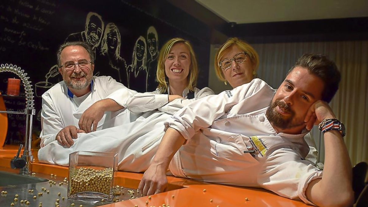 Jesús Prieto Marquiegui y Telvi Serrano (detrás), con sus hijos Miriam y Jesús, y el célebre garbanzo pico parda-AGROCOMUNICACIÓN